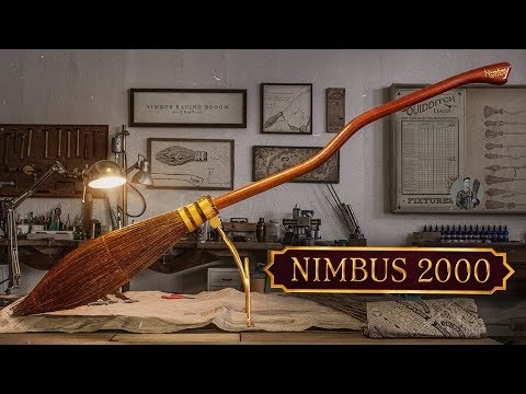 Laad en speel video af in Gallery-viewer, Harry Potter Replica Nimbus 2000 Magic Broom New Edition (EXCLUSIEF - ALLEEN OP BESTELLING)
